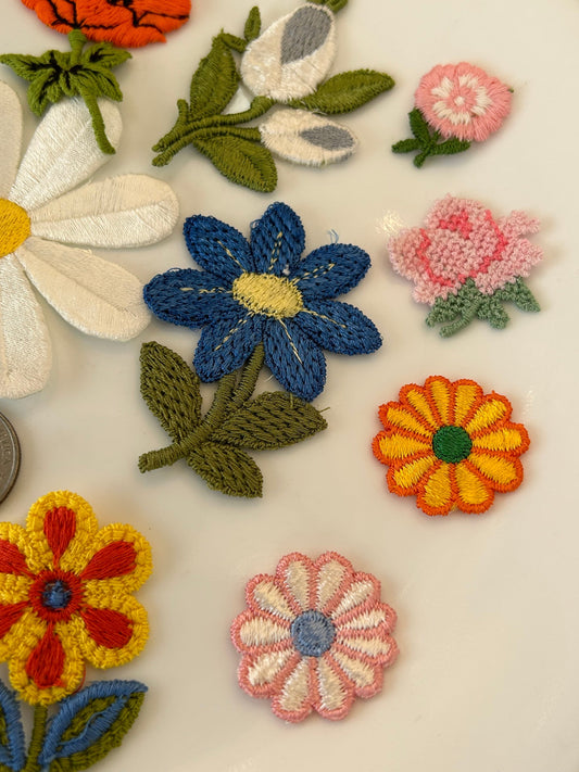 15 pieces FLORAL VINTAGE appliqués orange white black outline blue silver pink large white flower iron on Patches #12