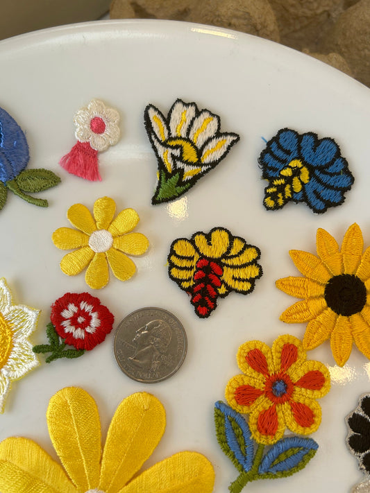 18 pieces FLORAL VINTAGE appliqués giant yellow silver black blue red white orange flower iron on Patches #14