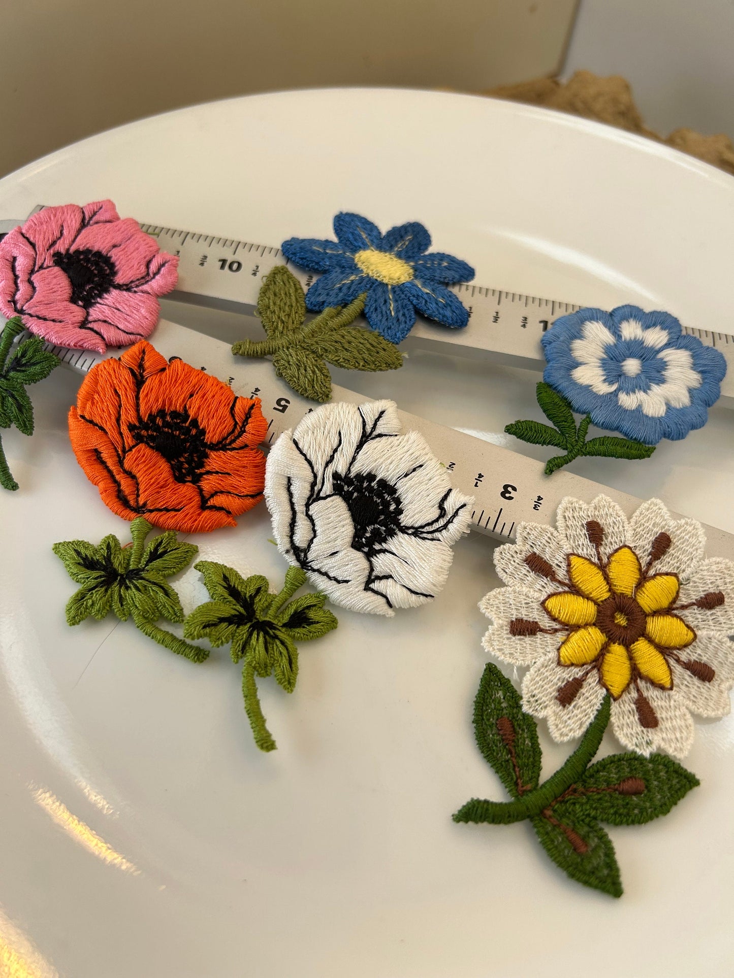 6 pieces FLORAL VINTAGE appliqués orange pink white blue black yellow brown flower Patches #3