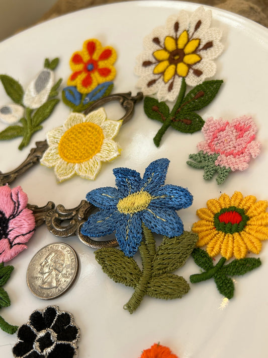 15 pieces FLORAL VINTAGE appliqués pink purple silver orange yellow rose black gold outline flower iron on Patches #10