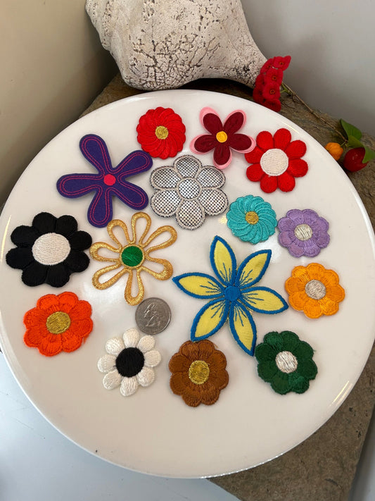 15 pieces FLORAL VINTAGE appliqués purple white black brown light blue yellow blue outline red flower iron on Patches #21