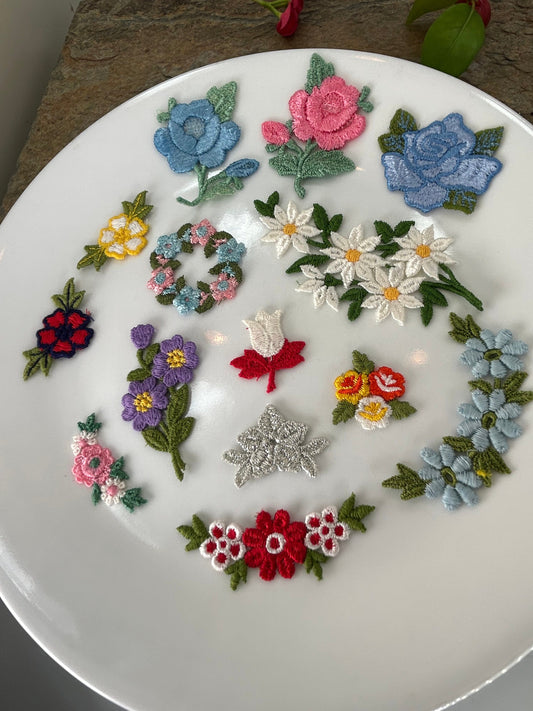 Vintage lot of appliqués in beautiful flowers 14 pieces lot #29