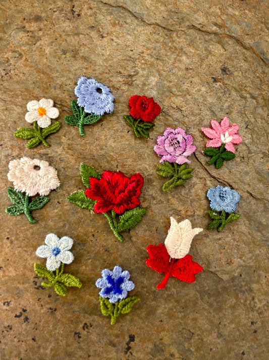 Cute vintage flowers appliqués 11 pieces set. lot #28