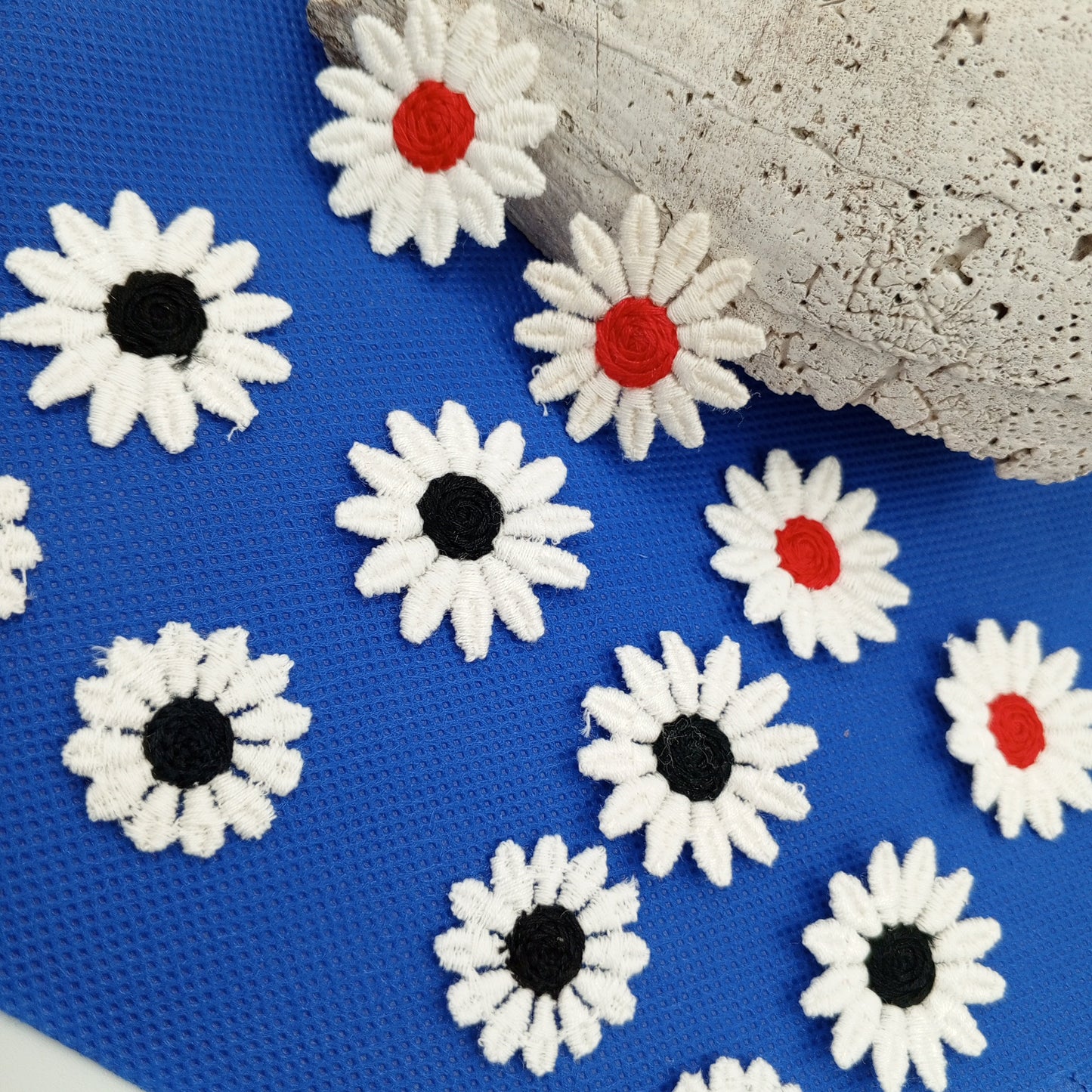 12 pieces FLORAL VINTAGE appliqués white black red flower Patches #119