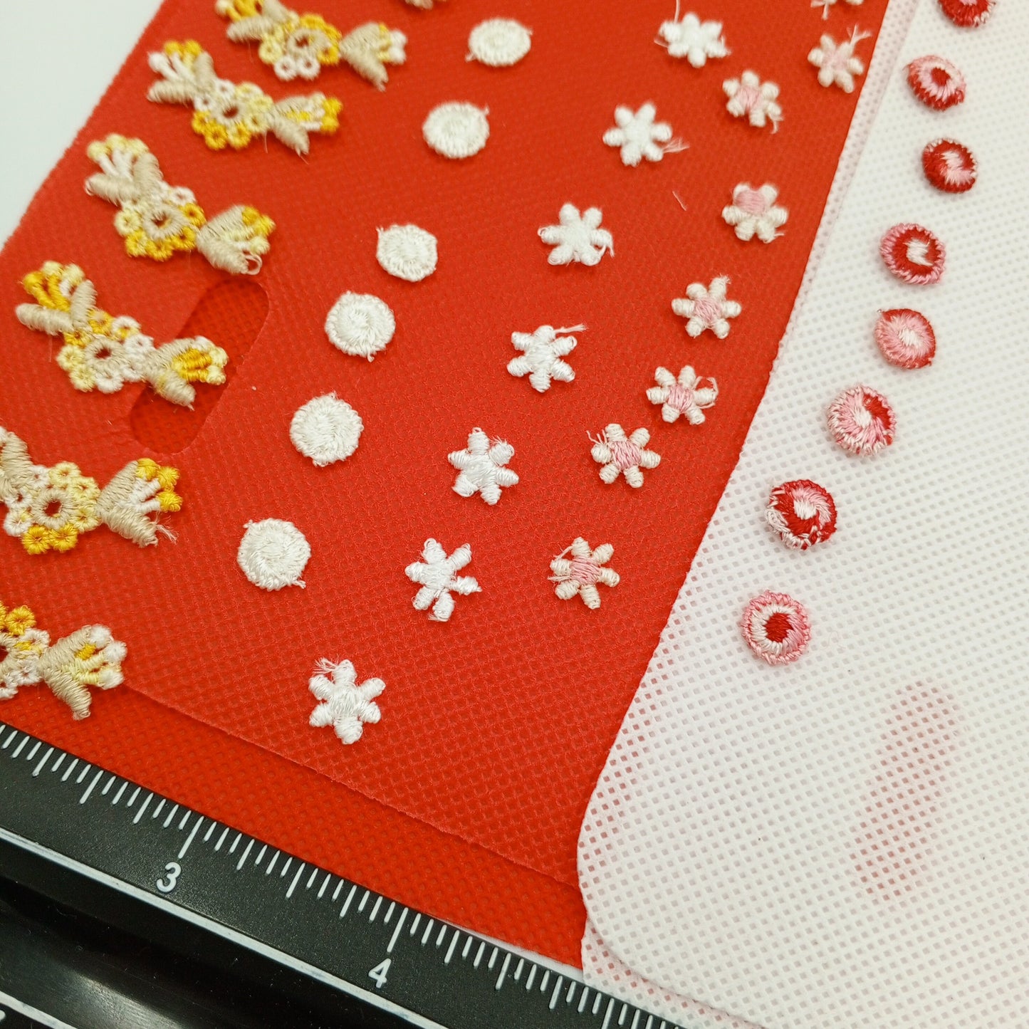 50 pieces FLORAL VINTAGE appliques white red pink yellow flower Patches #151