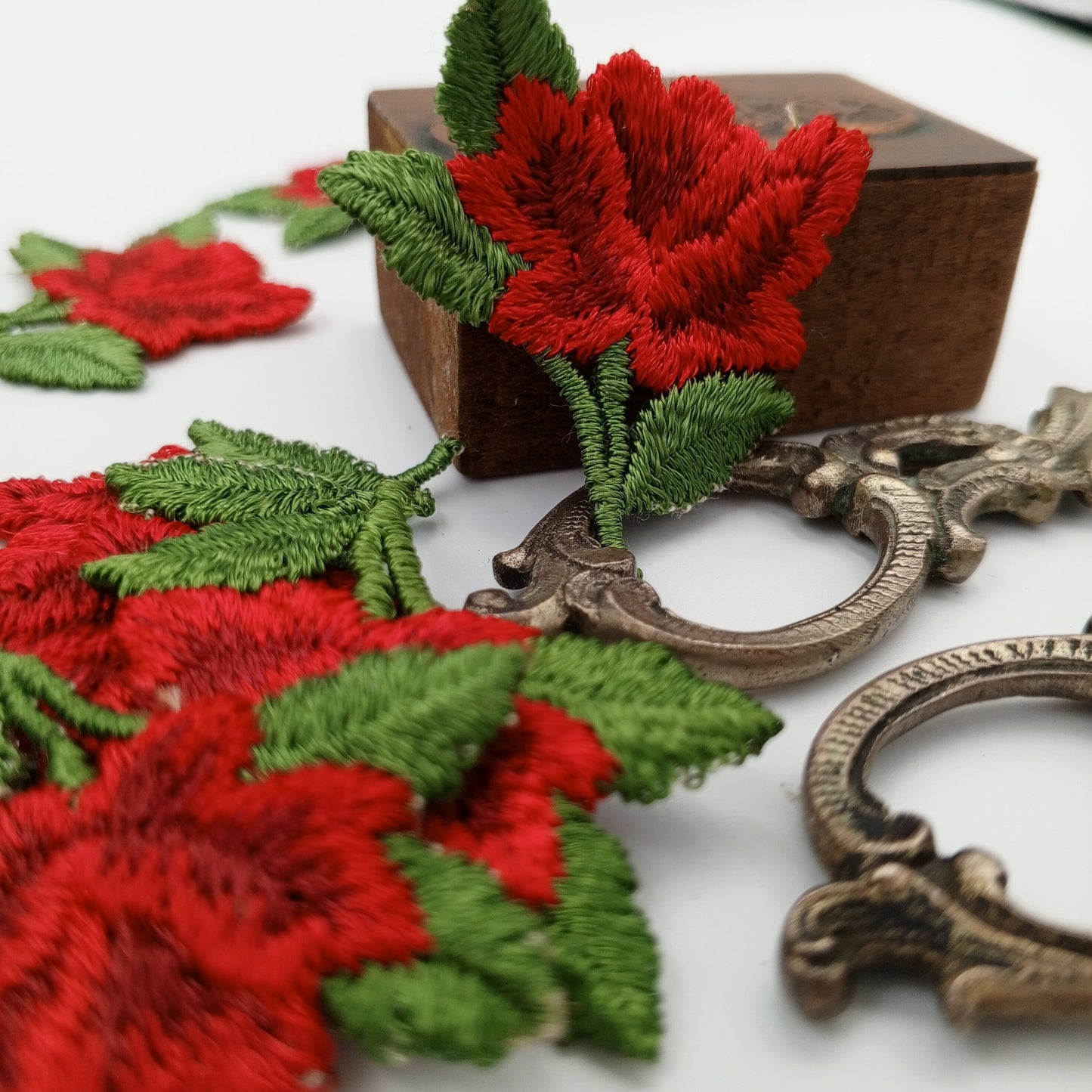 FLORAL VINTAGE applique Green Red Flower Patches #249