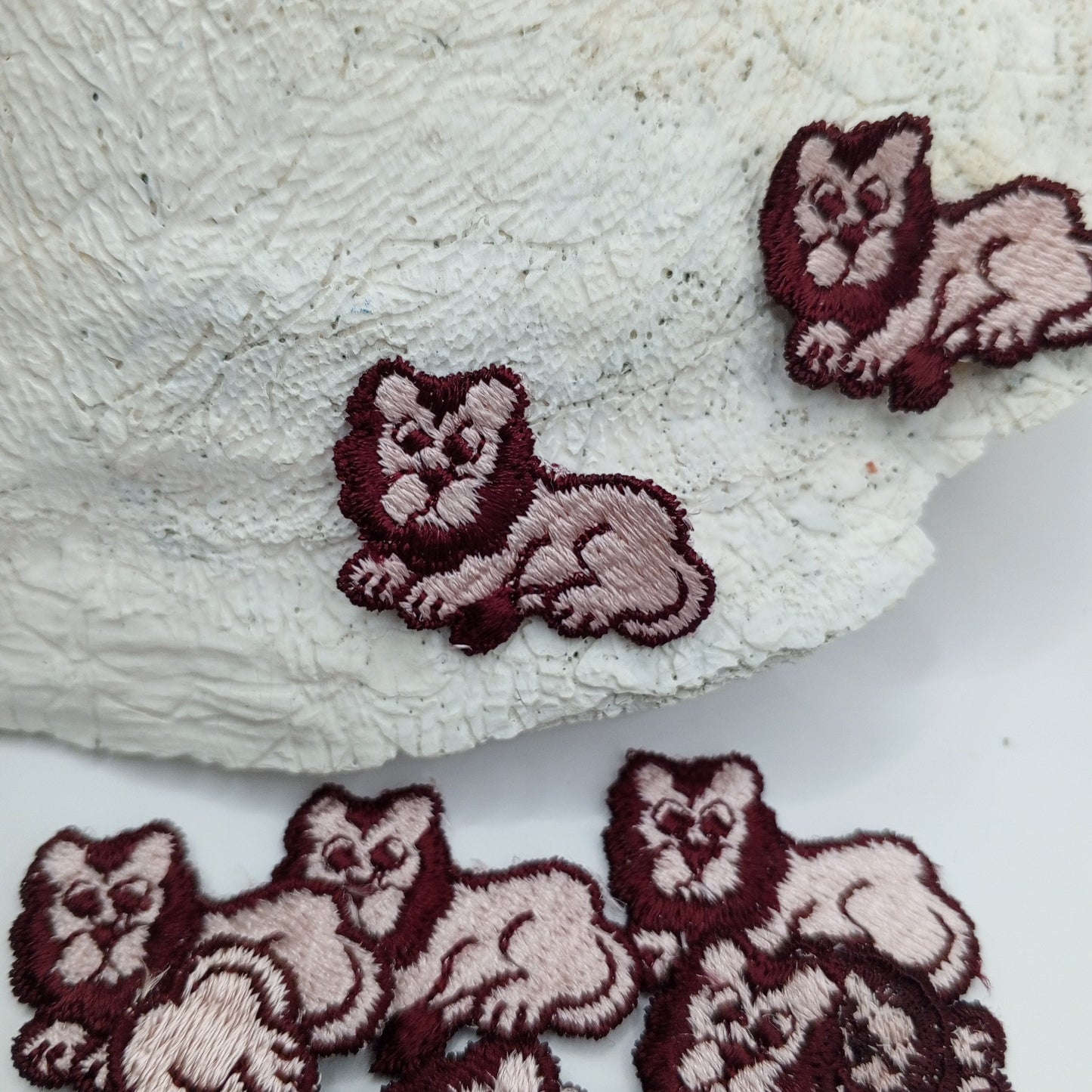 Wildlife appliques Merlot Pink Lion Patches #402