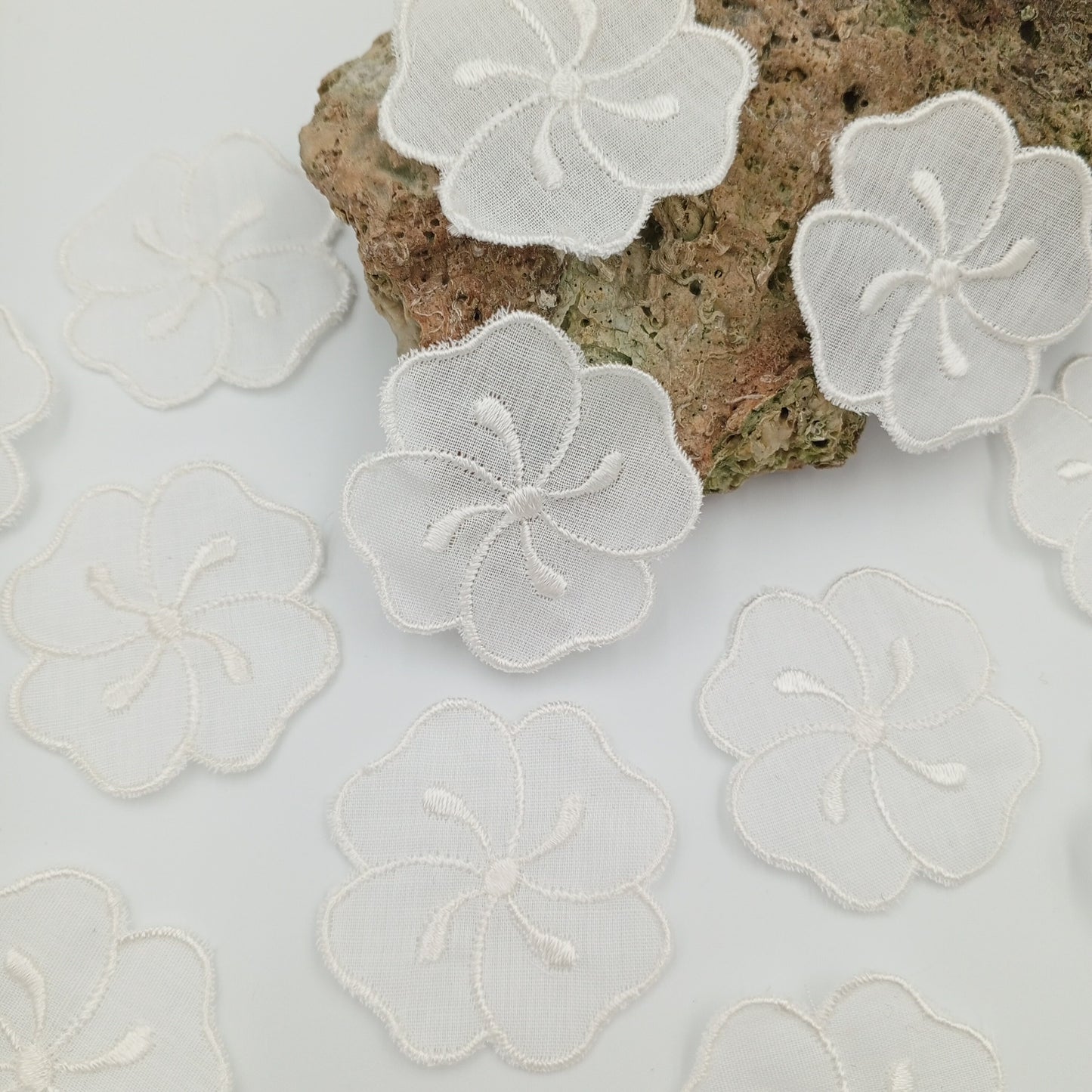 FLORAL VINTAGE appliques white flower embroidered Patches #284