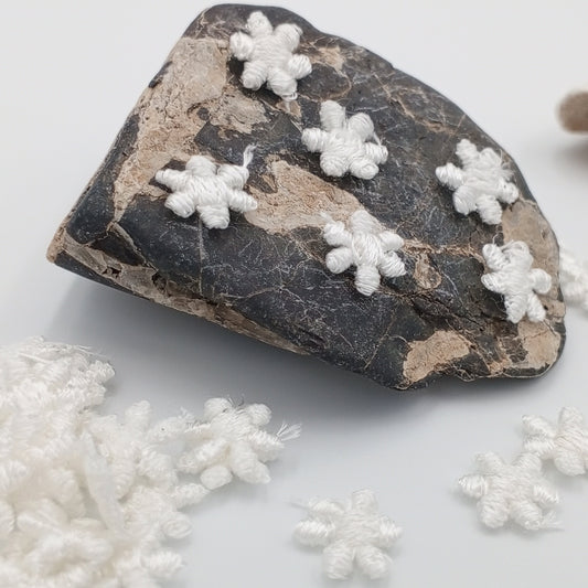 VINTAGE appliques cute tiny white flower embroidery Patches #329