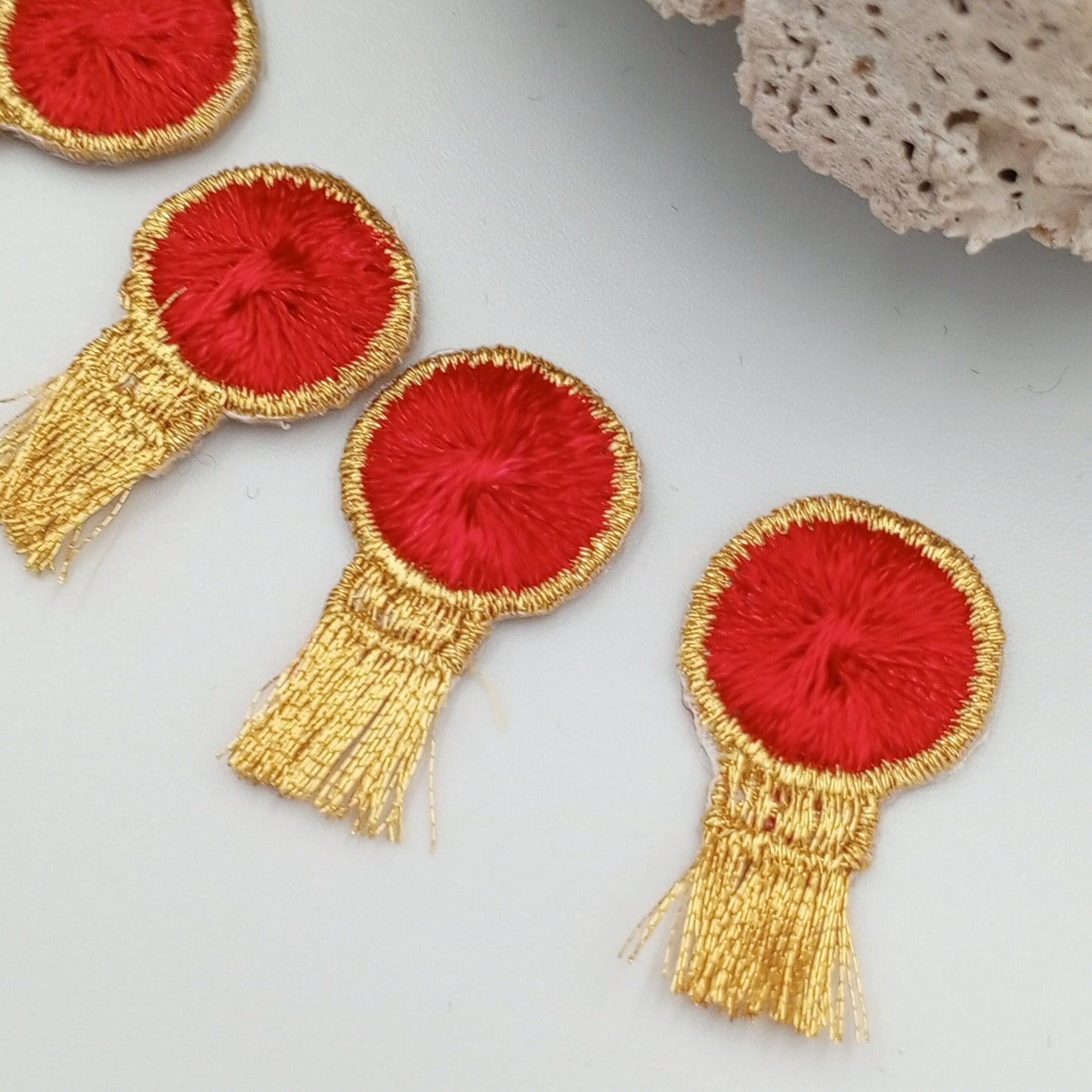 VINTAGE Badge Patches metallic gold, red Embroidered Appliques #739