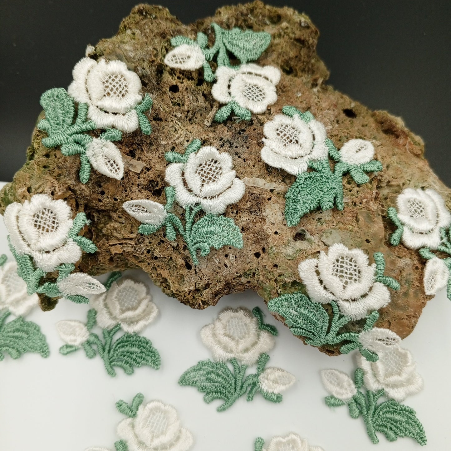 FLORAL VINTAGE applique White Flower Patches #254