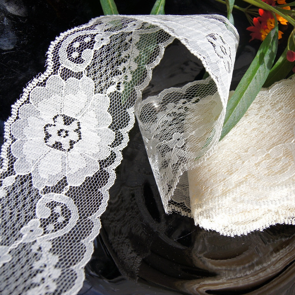2½" Scalloped Flower Raschel Lace - Off White