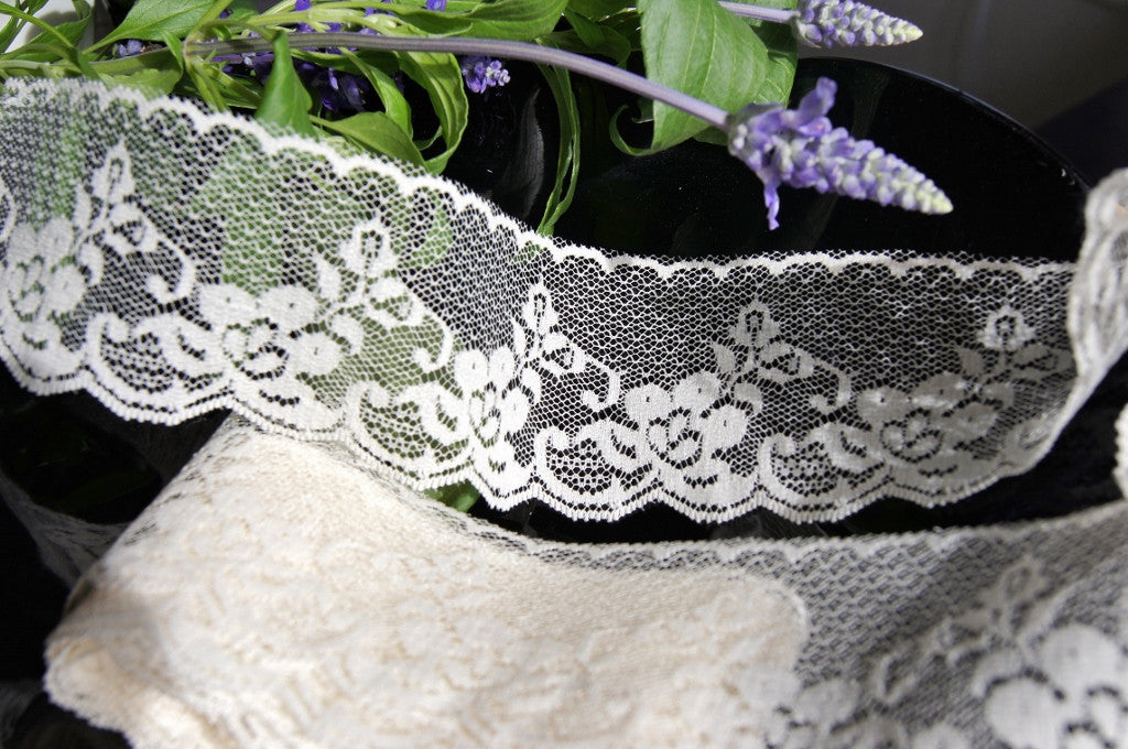 Pretty Floral Ivory Scalloped Lace Trim
