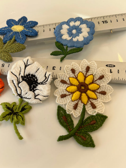 6 pieces FLORAL VINTAGE appliqués orange pink white blue black yellow brown flower Patches #3