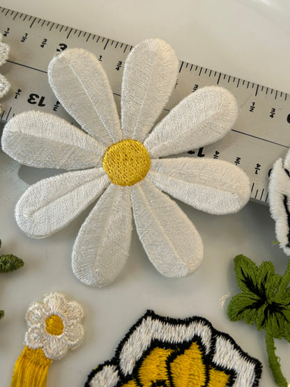 6 pieces FLORAL VINTAGE appliqués white yellow light blue black brown flower iron on Patches #6