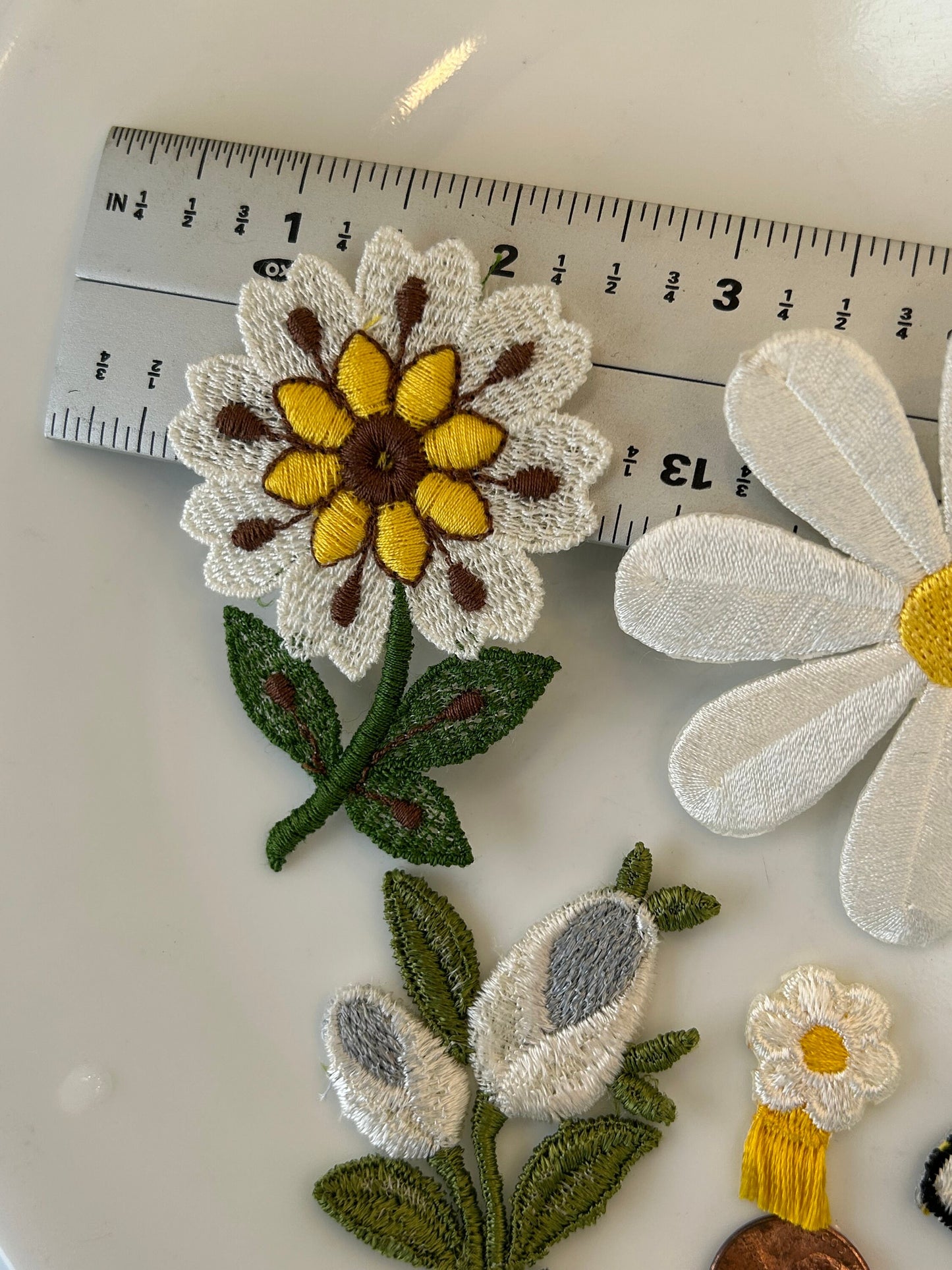 6 pieces FLORAL VINTAGE appliqués white yellow light blue black brown flower iron on Patches #6