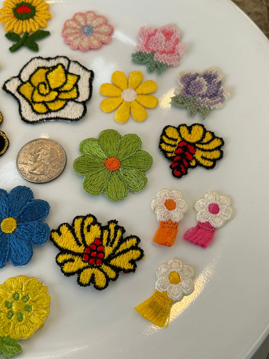 18 pieces FLORAL VINTAGE appliqués purple red pink blue yellow gold outline orange flower iron on Patches #13