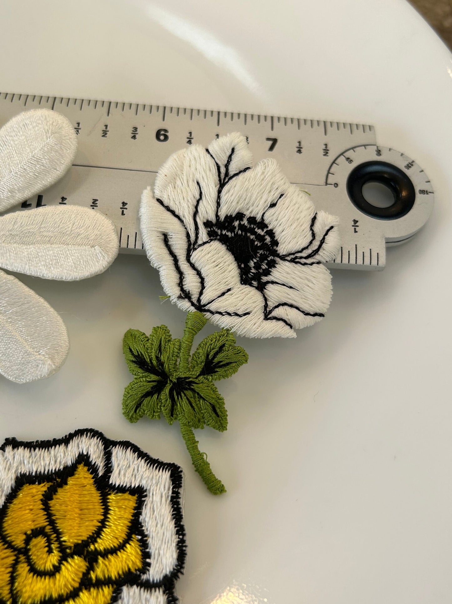 6 pieces FLORAL VINTAGE appliqués white yellow light blue black brown flower iron on Patches #6