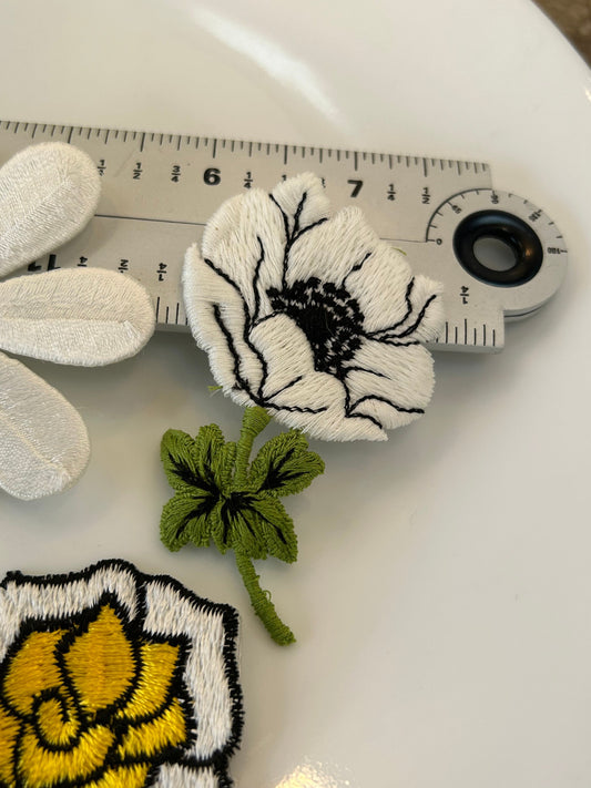 6 pieces FLORAL VINTAGE appliqués white yellow light blue black brown flower iron on Patches #6