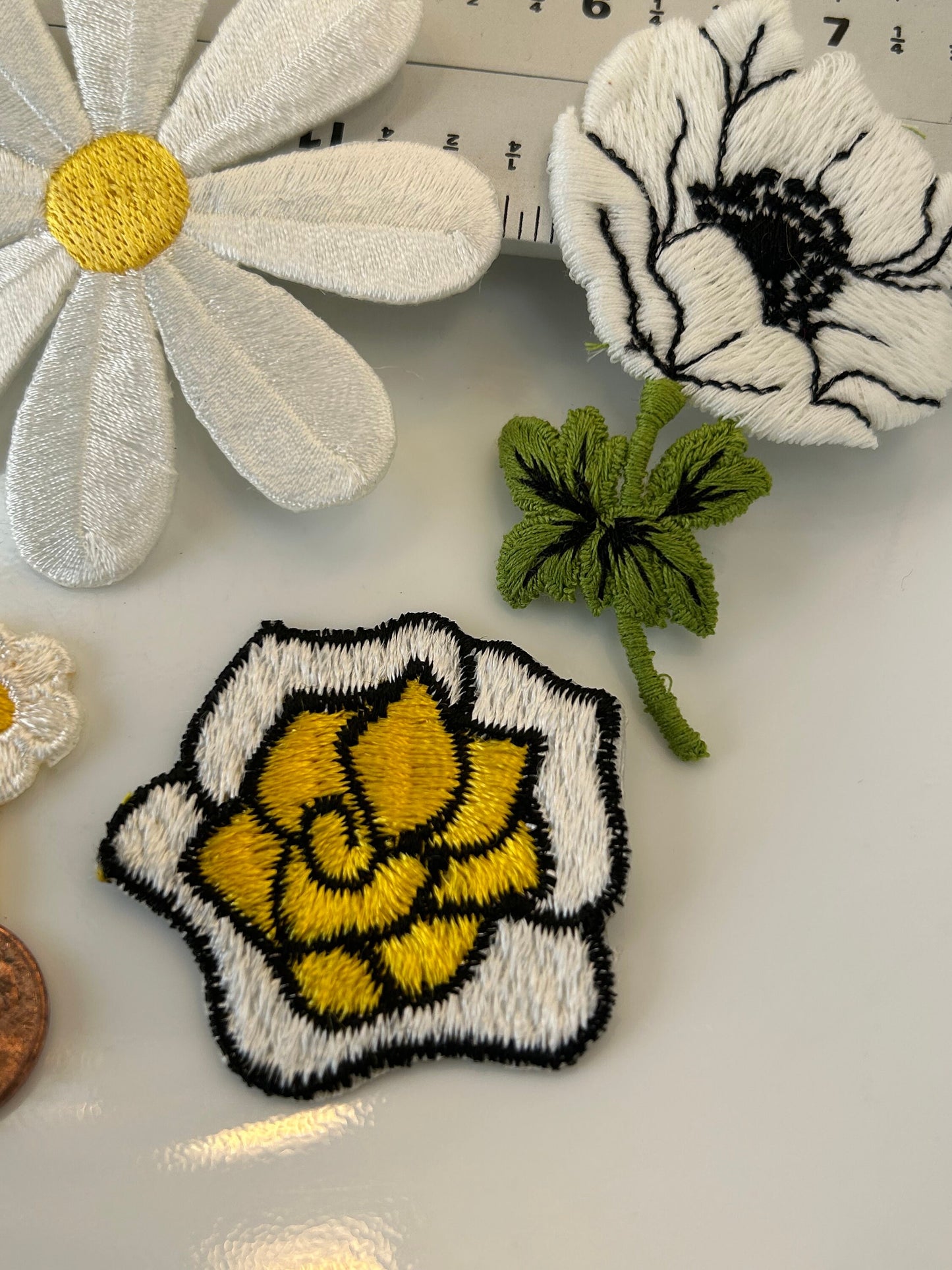 6 pieces FLORAL VINTAGE appliqués white yellow light blue black brown flower iron on Patches #6
