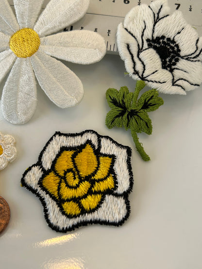 6 pieces FLORAL VINTAGE appliqués white yellow light blue black brown flower iron on Patches #6