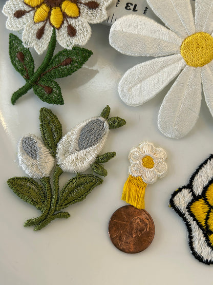 6 pieces FLORAL VINTAGE appliqués white yellow light blue black brown flower iron on Patches #6