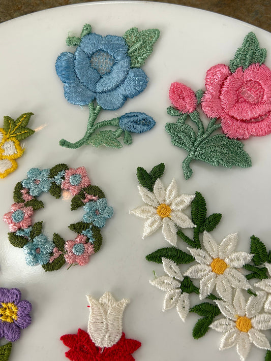 Vintage lot of appliqués in beautiful flowers 14 pieces lot #29