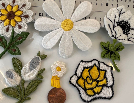 6 pieces FLORAL VINTAGE appliqués white yellow light blue black brown flower iron on Patches #6