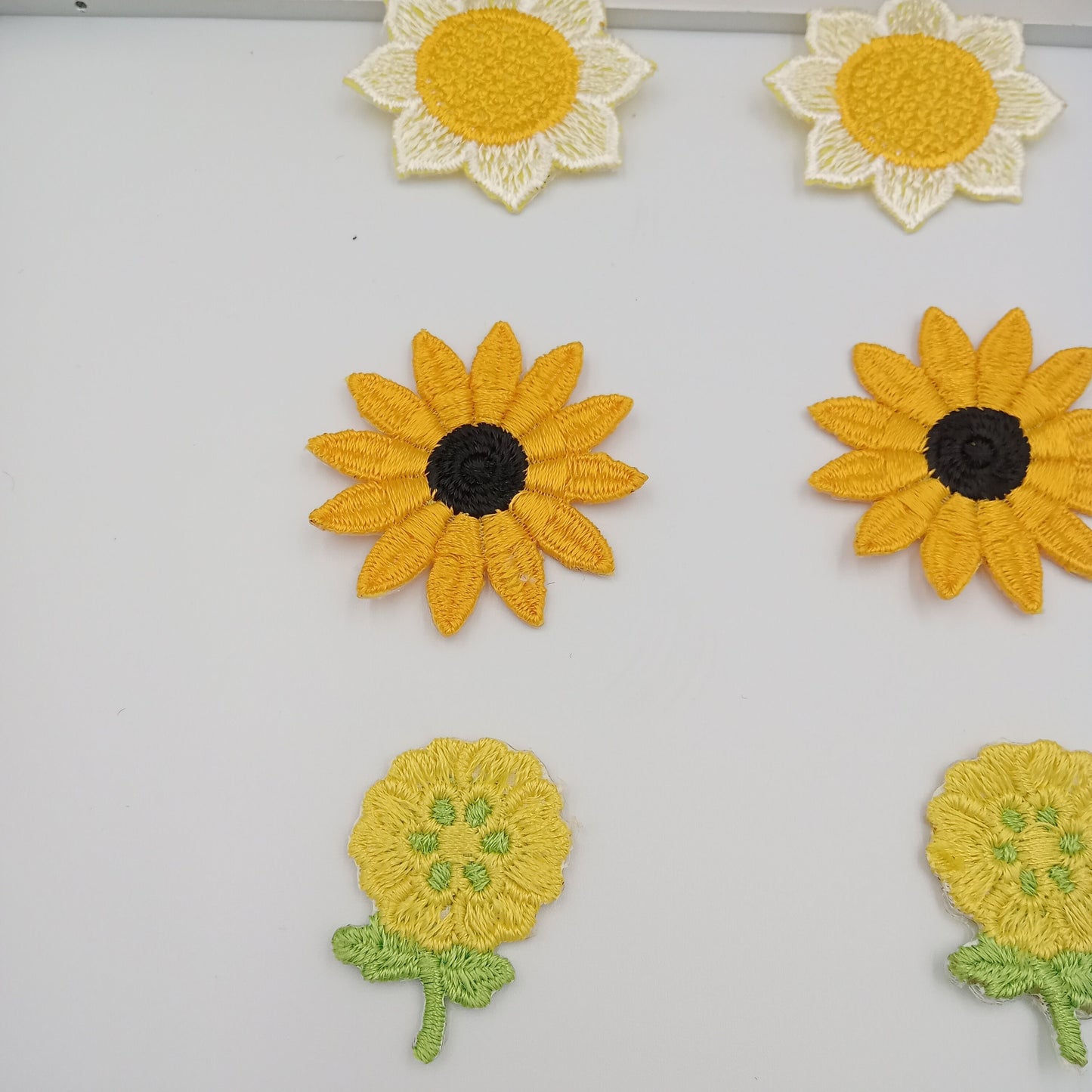 6 pieces FLORAL VINTAGE appliqués yellow lime green black white flower Patches #111