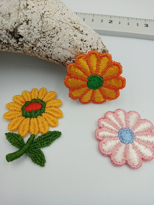 9 pieces FLORAL VINTAGE appliqués white light blue orange yellow green red pink flower Patches #105