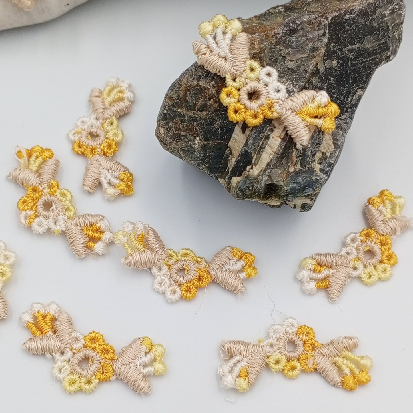 VINTAGE appliques yellow natural flower embroidery Patches #328
