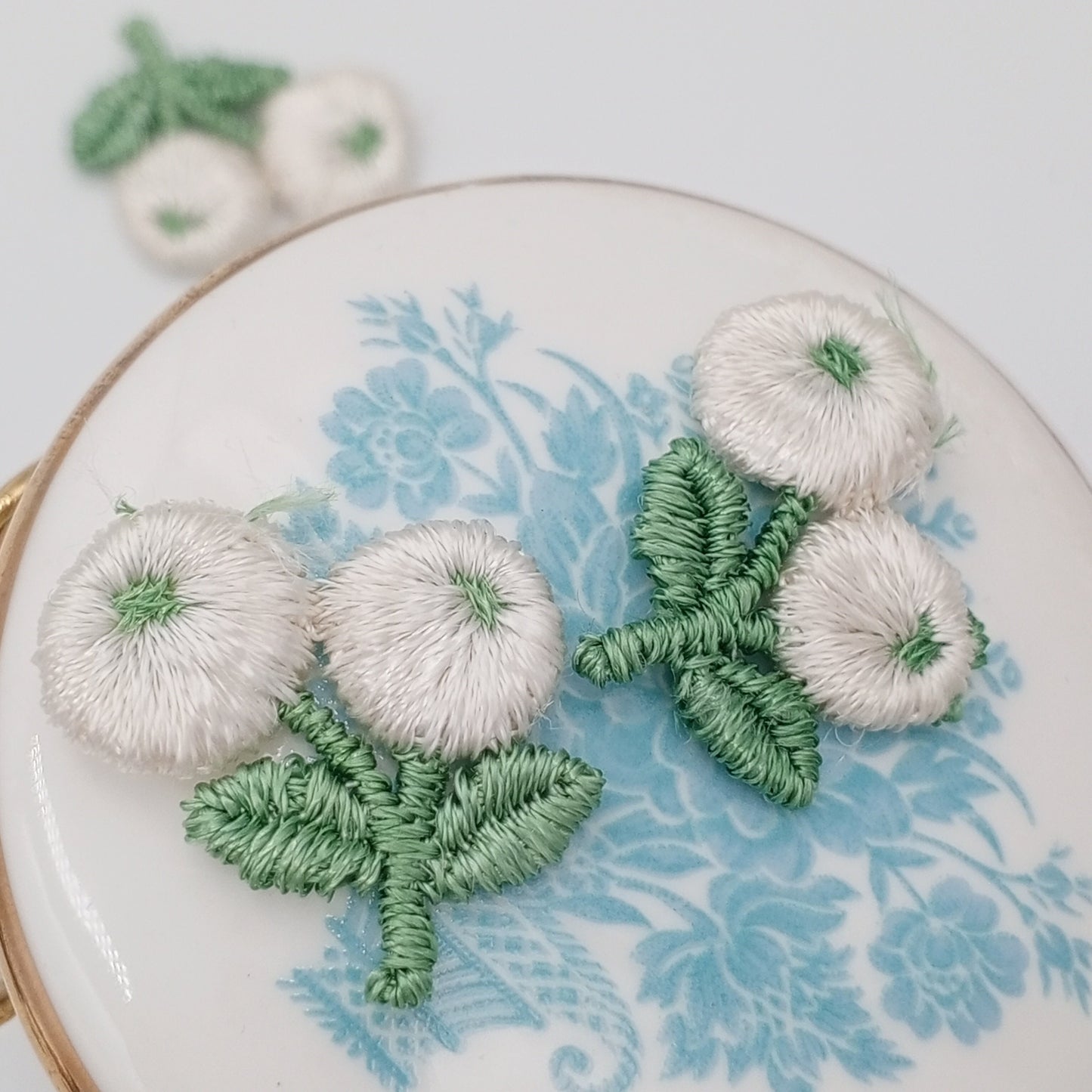 VINTAGE appliques white flower ball embroidery Patches #319