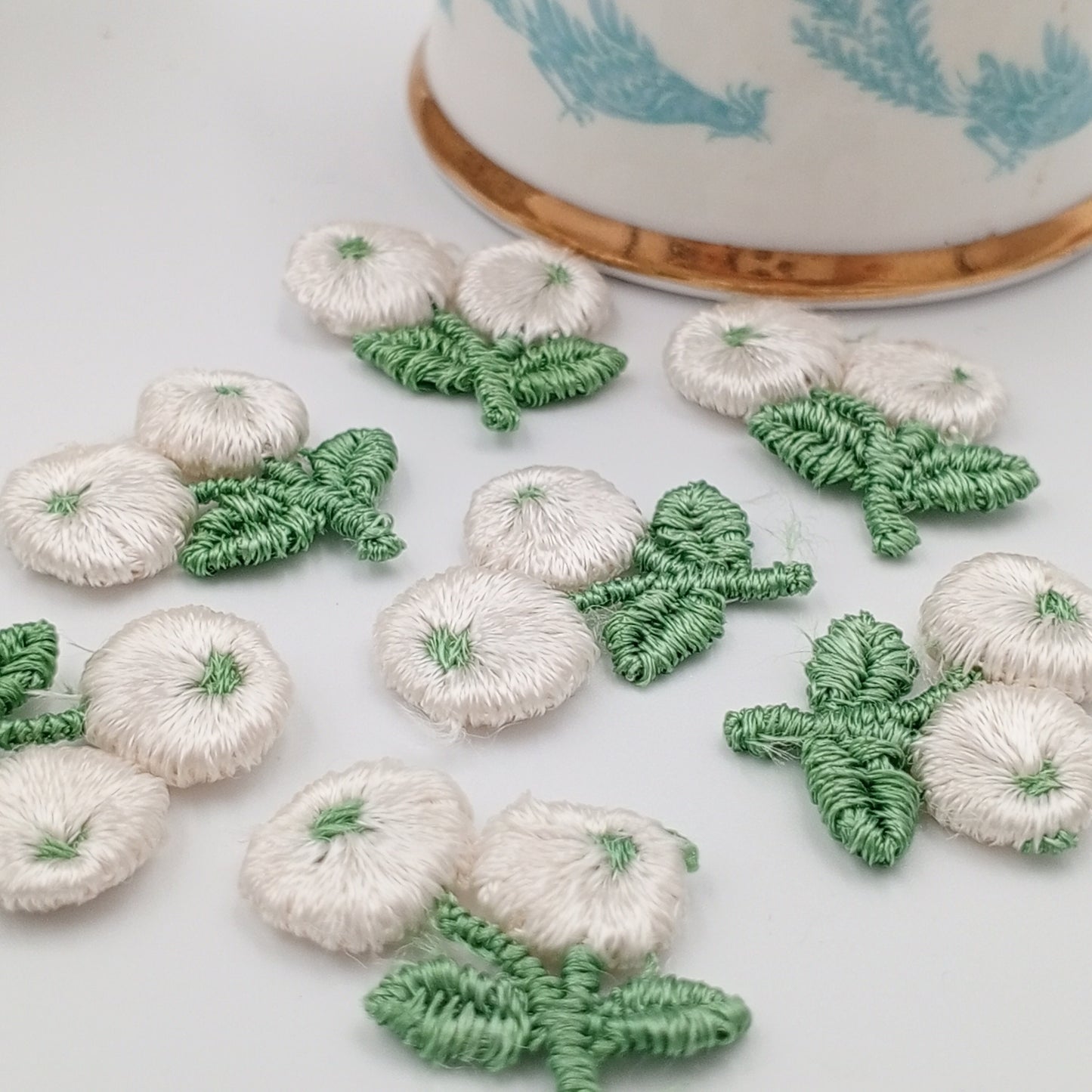 VINTAGE appliques white flower ball embroidery Patches #319