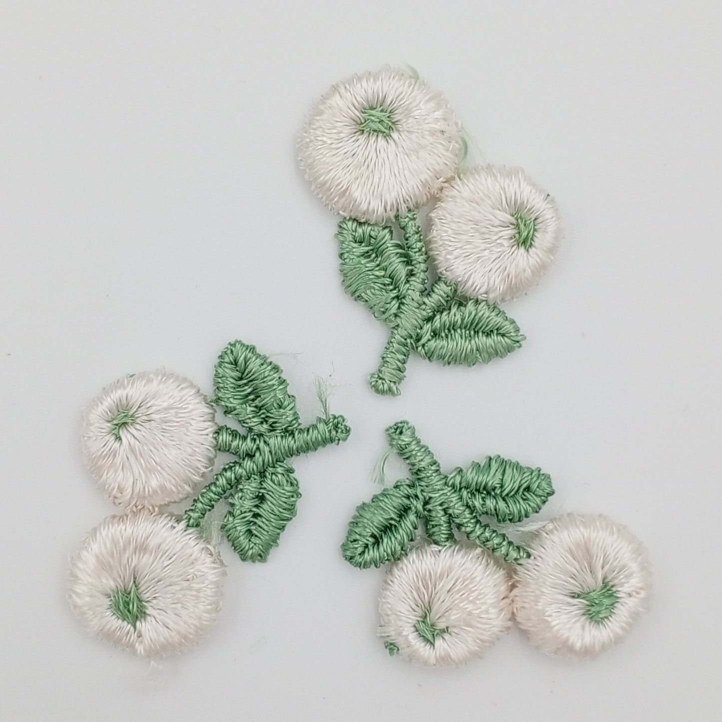 VINTAGE appliques white flower ball embroidery Patches #319