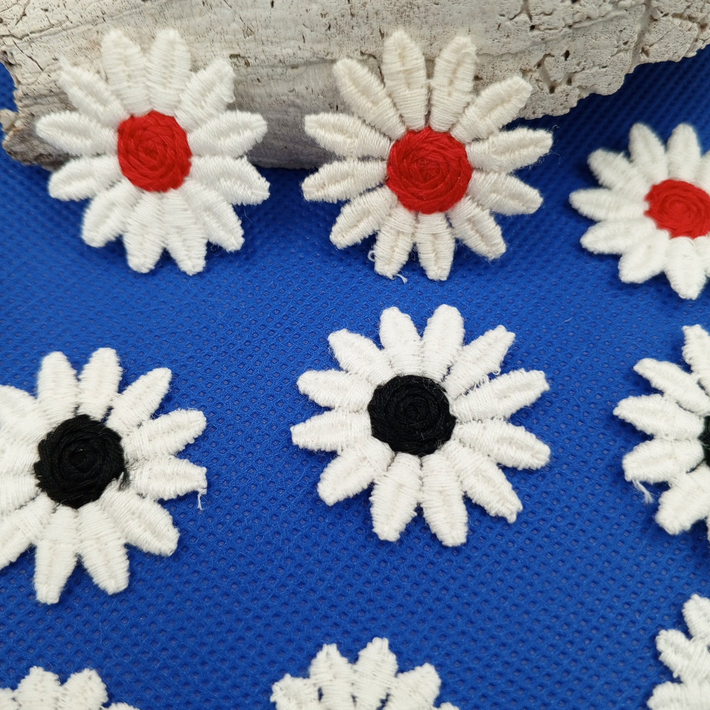 12 pieces FLORAL VINTAGE appliqués white black red flower Patches #119