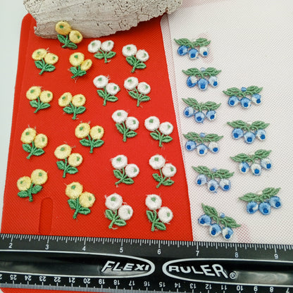 30 pieces FLORAL VINTAGE appliques white yellow blue baby blue green flower Patches #149
