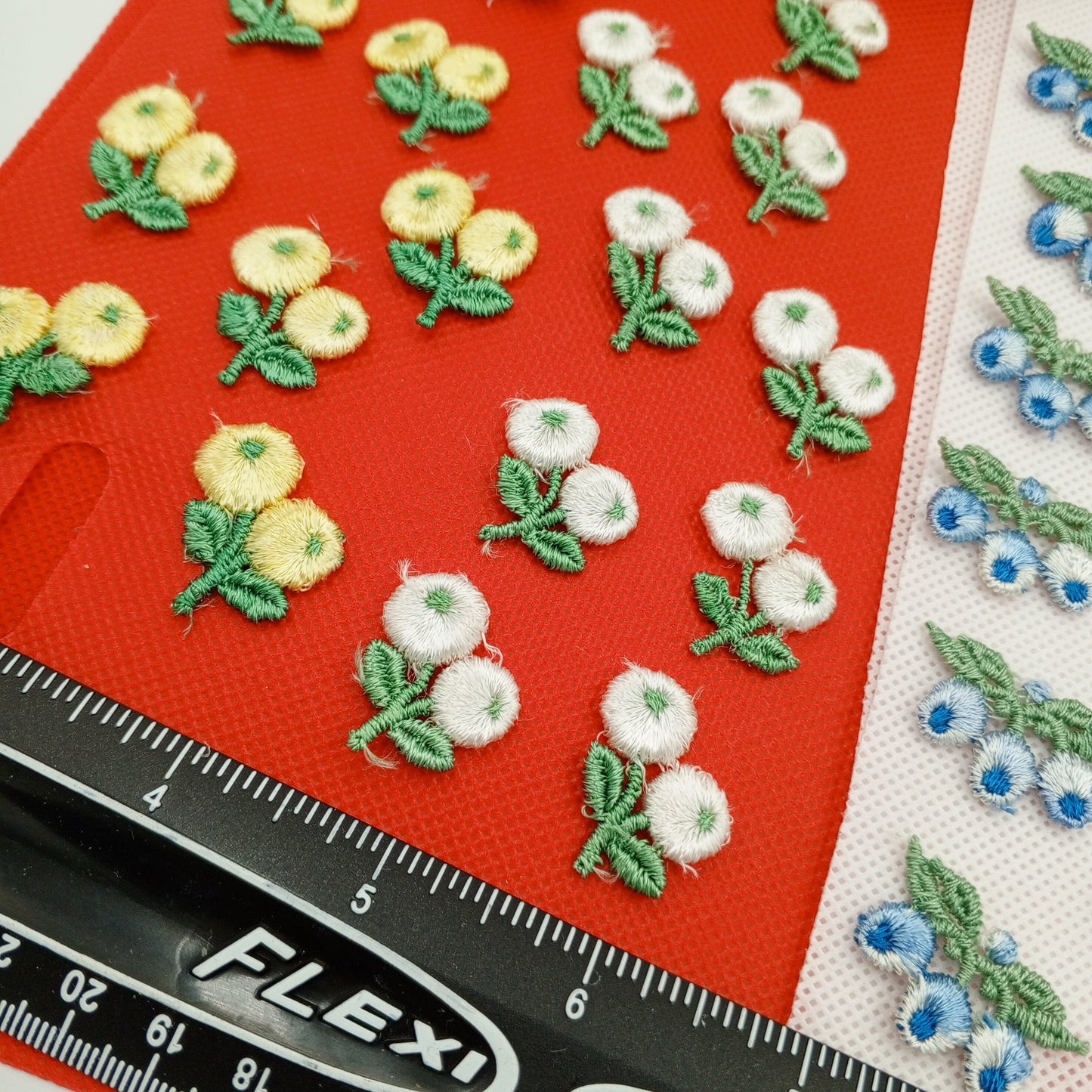 30 pieces FLORAL VINTAGE appliques white yellow blue baby blue green flower Patches #149