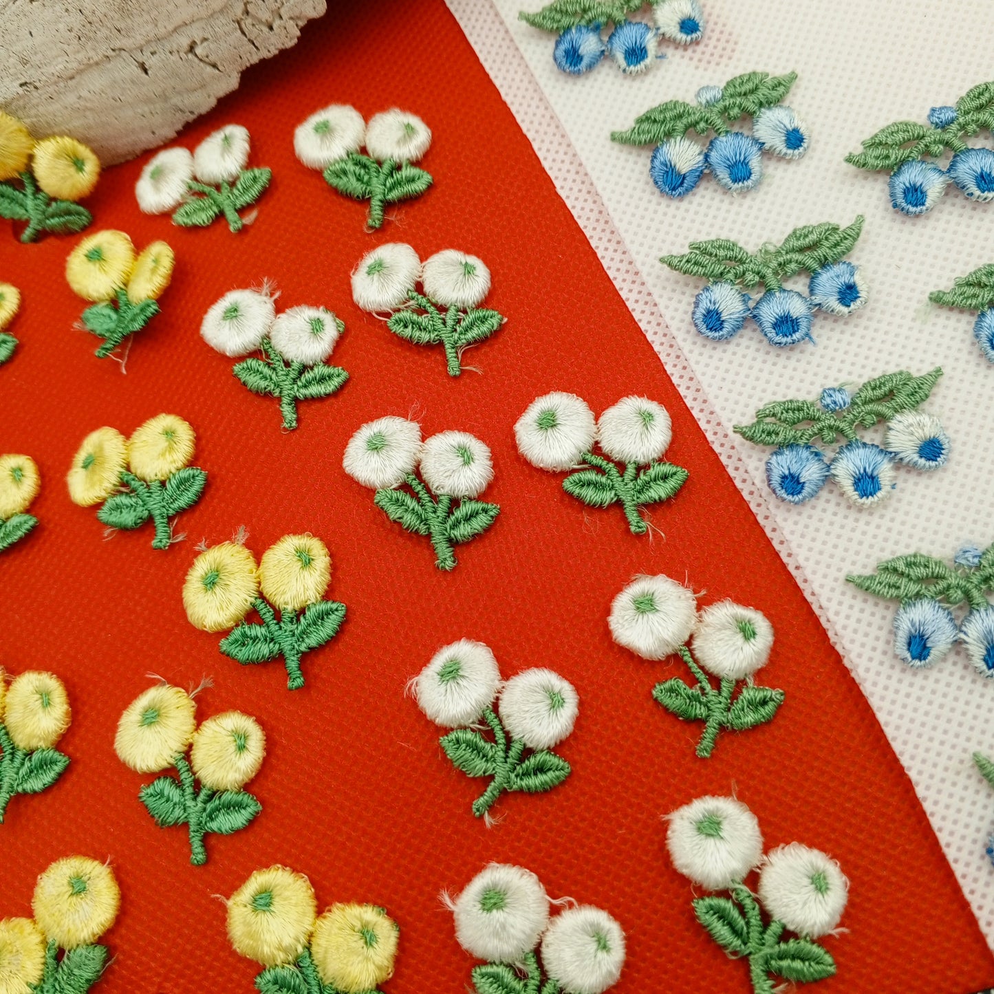 30 pieces FLORAL VINTAGE appliques white yellow blue baby blue green flower Patches #149