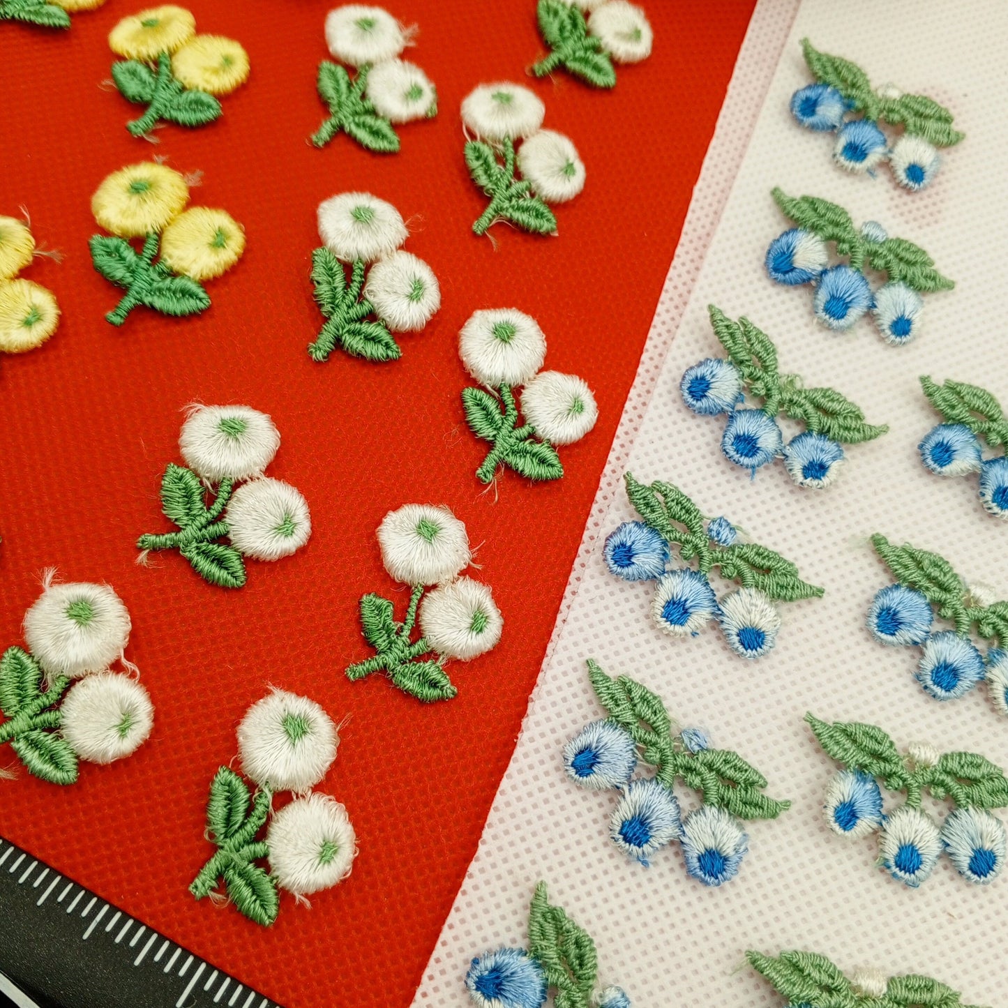 30 pieces FLORAL VINTAGE appliques white yellow blue baby blue green flower Patches #149