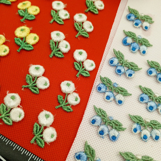 30 pieces FLORAL VINTAGE appliques white yellow blue baby blue green flower Patches #149