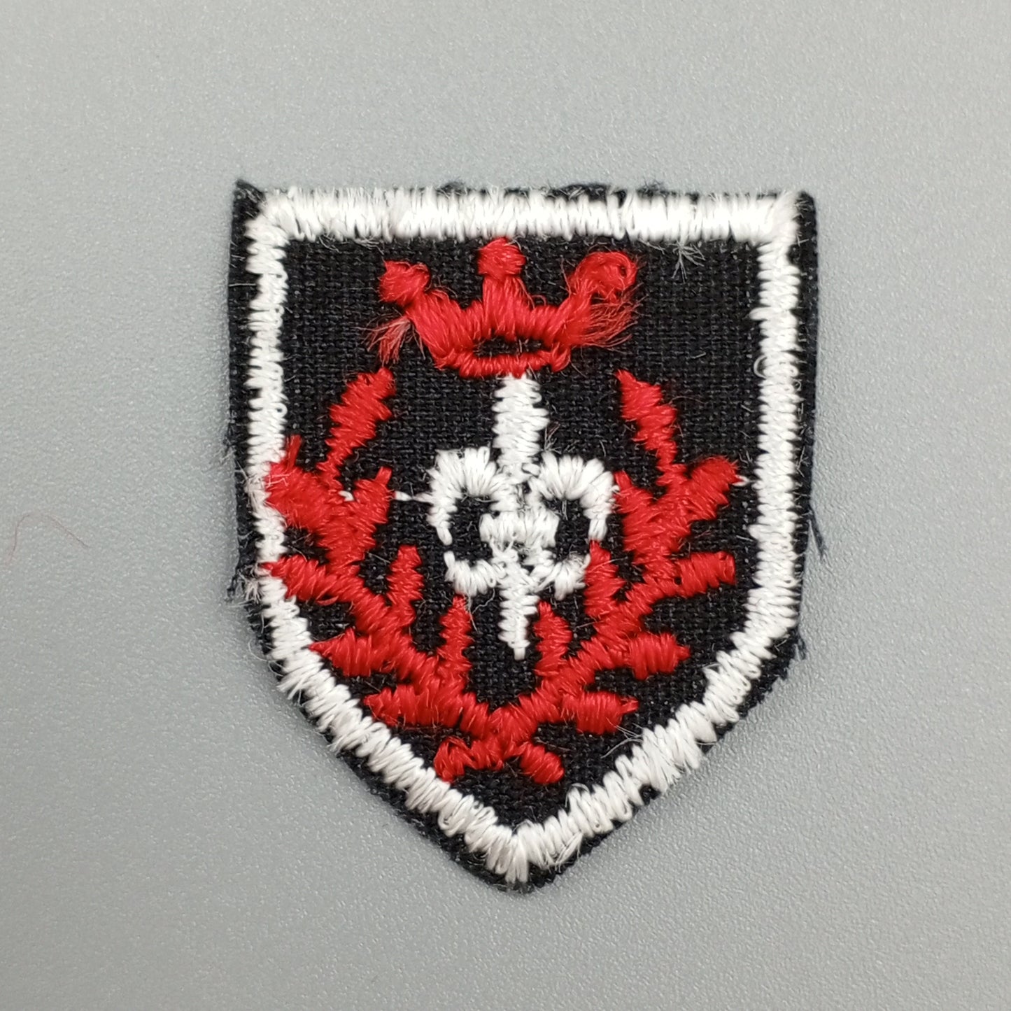 VINTAGE Badge Patches red white black shield Embroidered Appliques #709