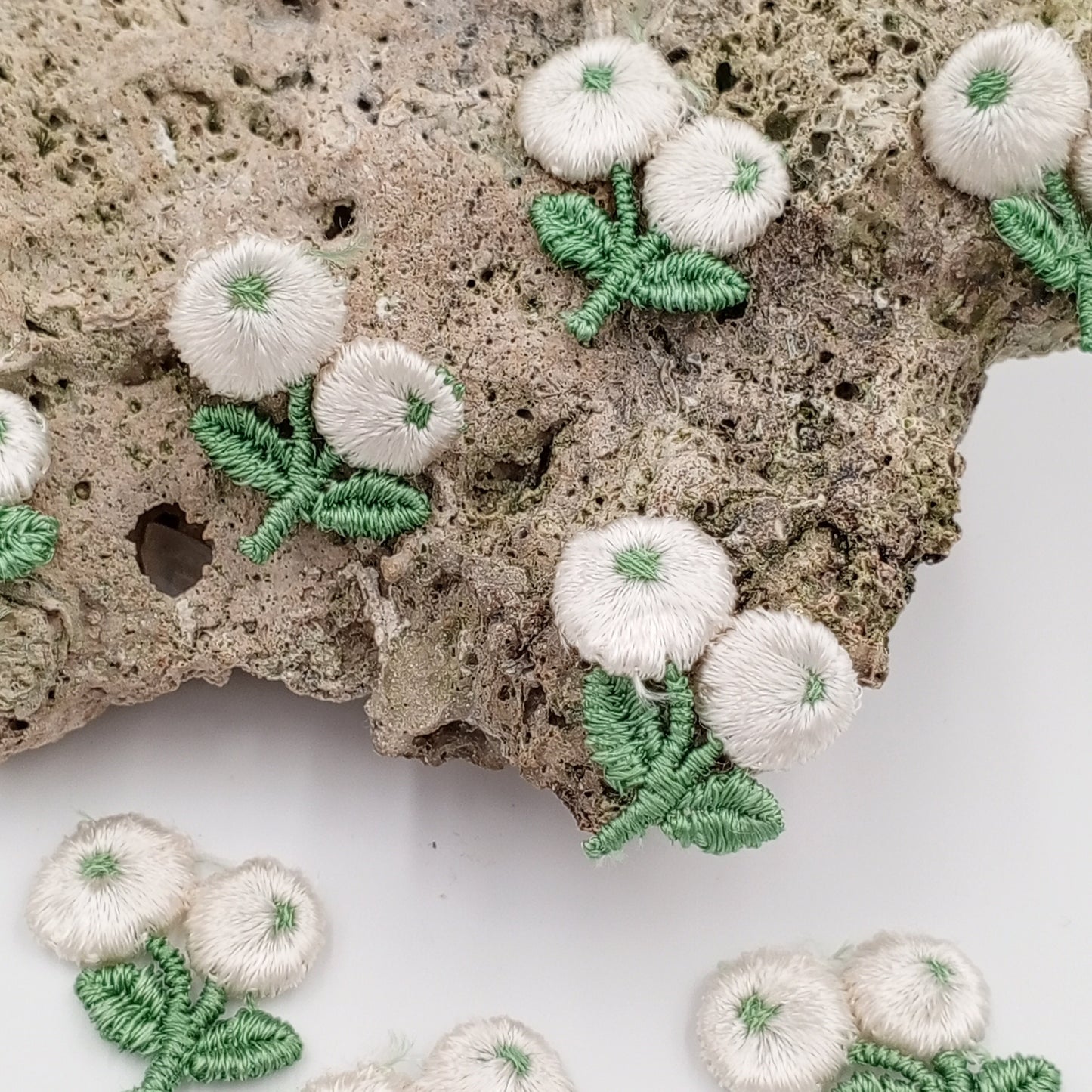 VINTAGE appliques white flower ball embroidery Patches #319