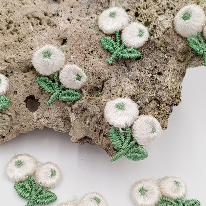 VINTAGE appliques white flower ball embroidery Patches #319