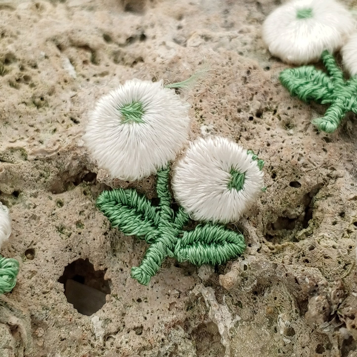 VINTAGE appliques white flower ball embroidery Patches #319