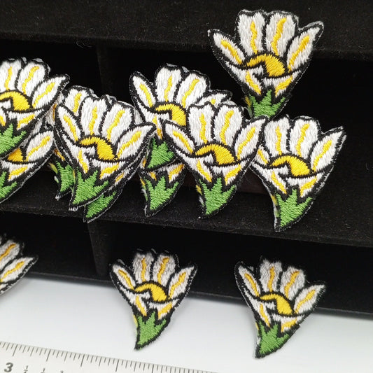 FLORAL VINTAGE appliques yellow white flower iron on Patches #179