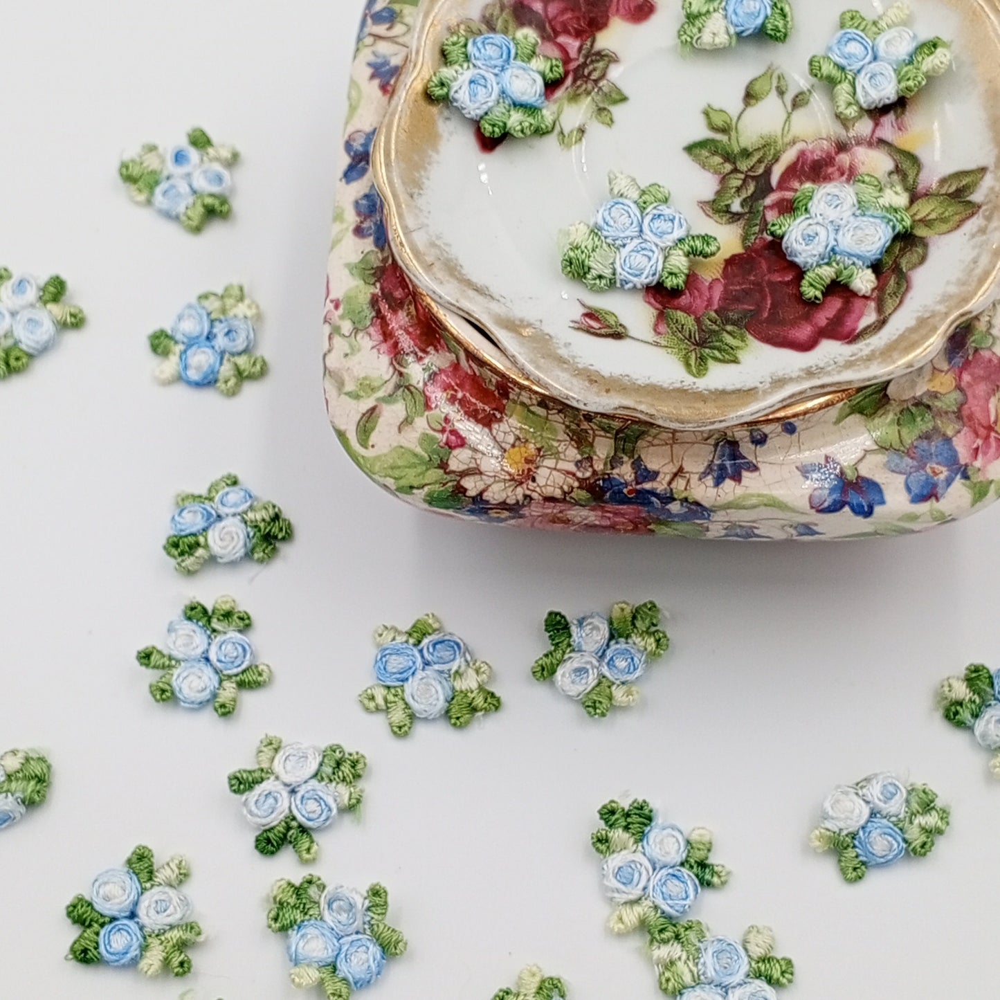 VINTAGE appliques cute white light blue flower embroidery Patches #311