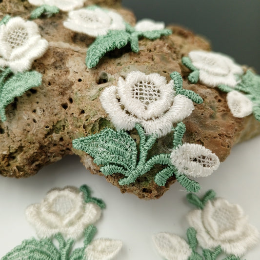 FLORAL VINTAGE applique White Flower Patches #254