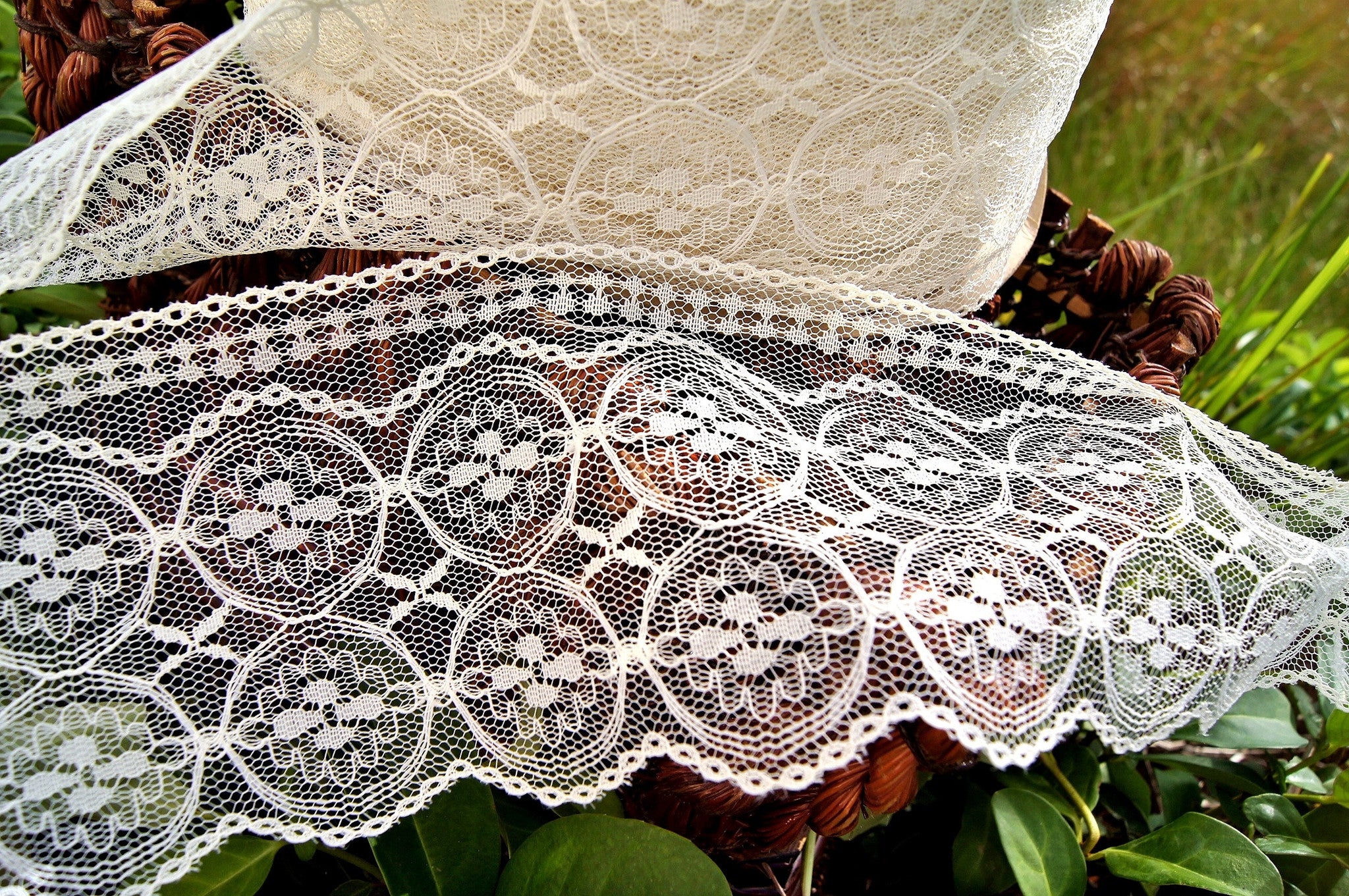 Medallion Cream Scalloped Lace Trim 4 wide