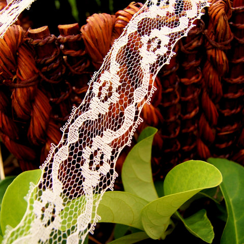 Peach Cream Stiff Vintage Lace Trim