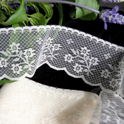 Pretty Posy Sprig Ivory Scalloped Lace Trim